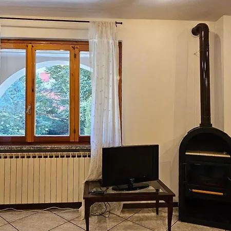 Con Ingresso Autonomo, Giardino Privato E Portico *