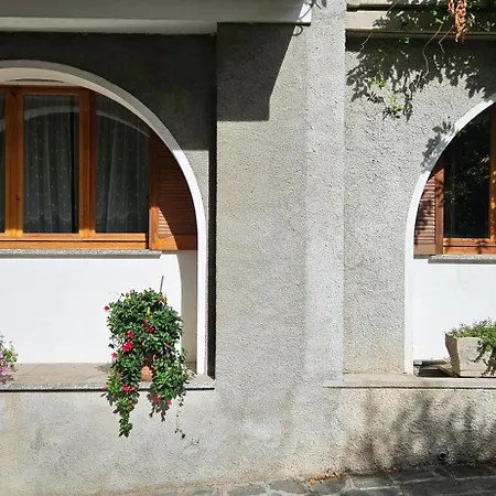 Con Ingresso Autonomo, Giardino Privato E Portico Appartamento