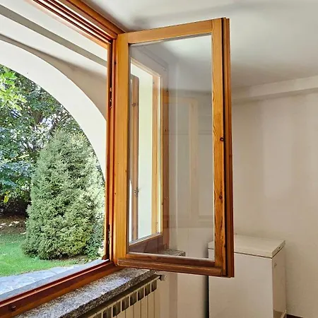 Con Ingresso Autonomo, Giardino Privato E Portico Appartamento *