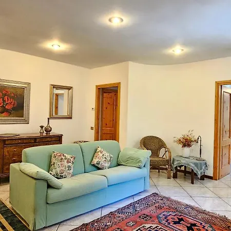 Con Ingresso Autonomo, Giardino Privato E Portico Introbio