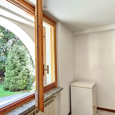 Con Ingresso Autonomo, Giardino Privato E Portico Appartamento *