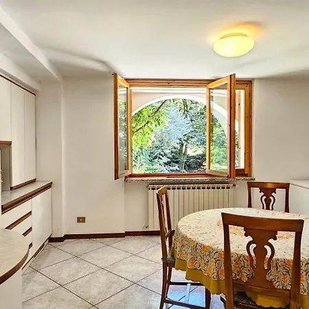 Appartamento Con Ingresso Autonomo, Giardino Privato E Portico Introbio