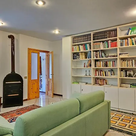 Con Ingresso Autonomo, Giardino Privato E Portico *